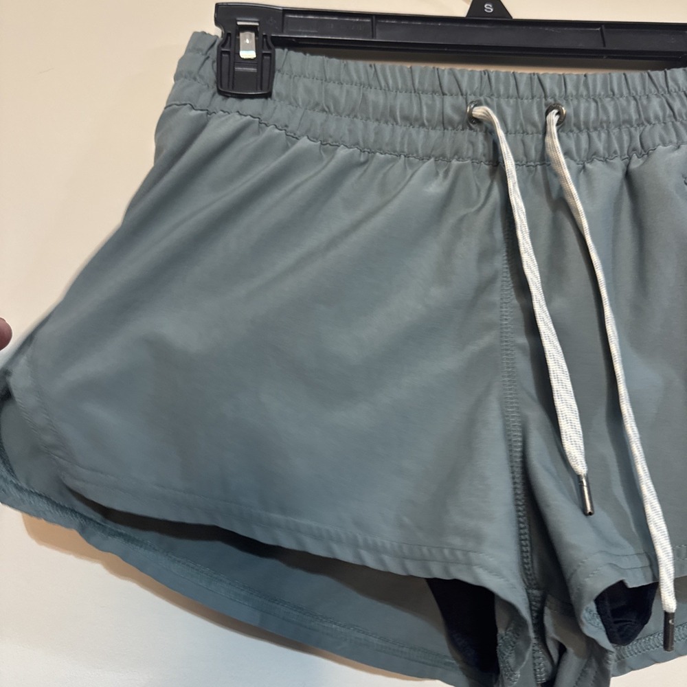 Vuori Clementine 2.0 Women's No Size Tag Sage Green Lined Athletic S/M #064 - Picture 7 of 10